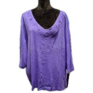 Essentials womens 3/4 sleeve shirt 4x with design on collar.